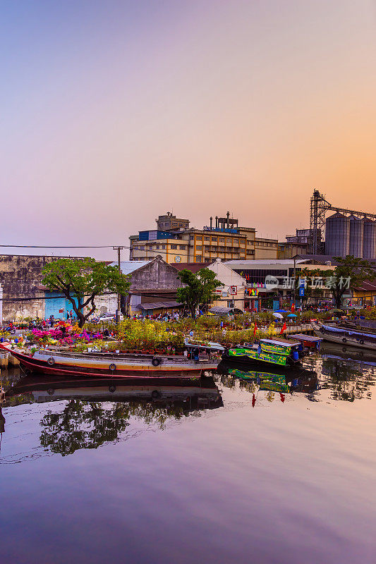 春天的西贡，运河上的船，运输春天的花为Tet到benbinh Dong露天市场，越南人高兴与农历新年，越南